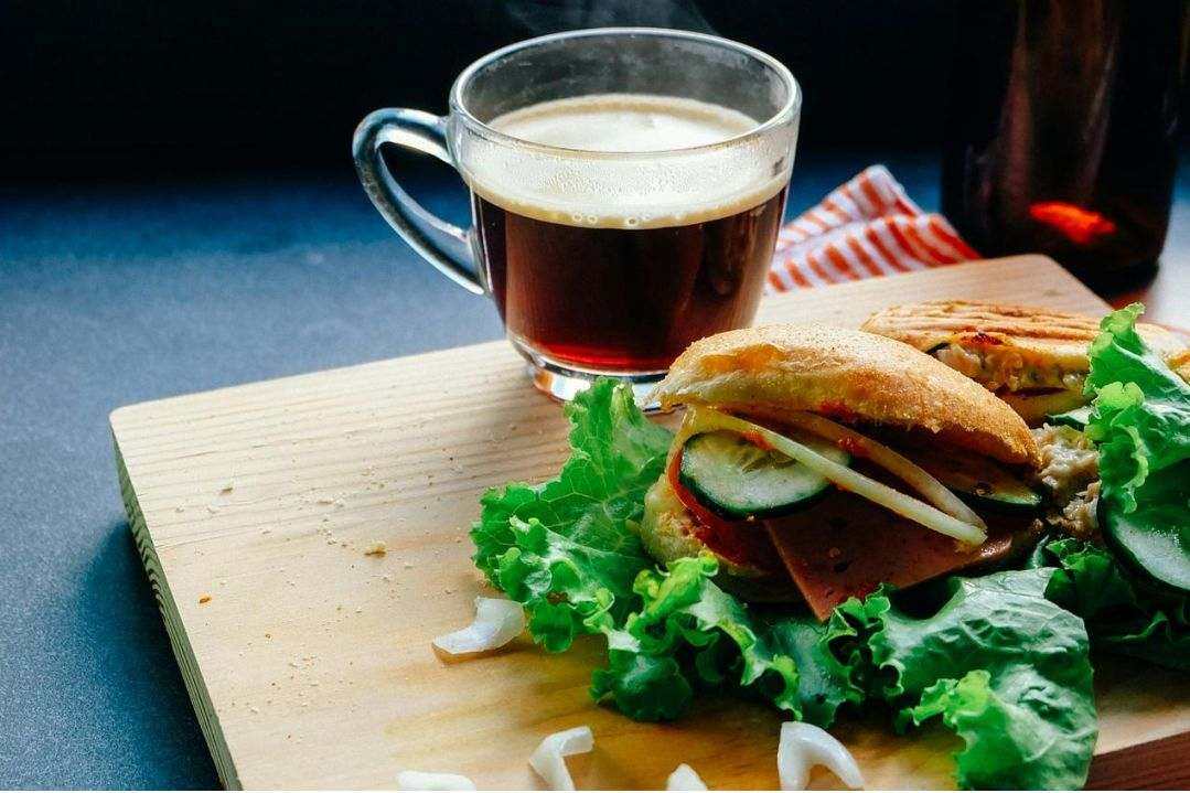 Barista bij koffiebar
